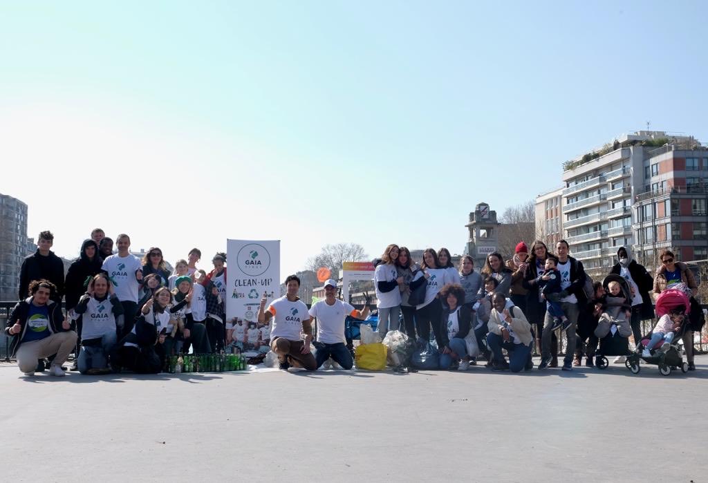 DKAmb_France's tweet photo. Nettoyage des berges du Canal St Martin. Merci #Gaiafirst #cleanup https://t.co/xmdEpYqb1j