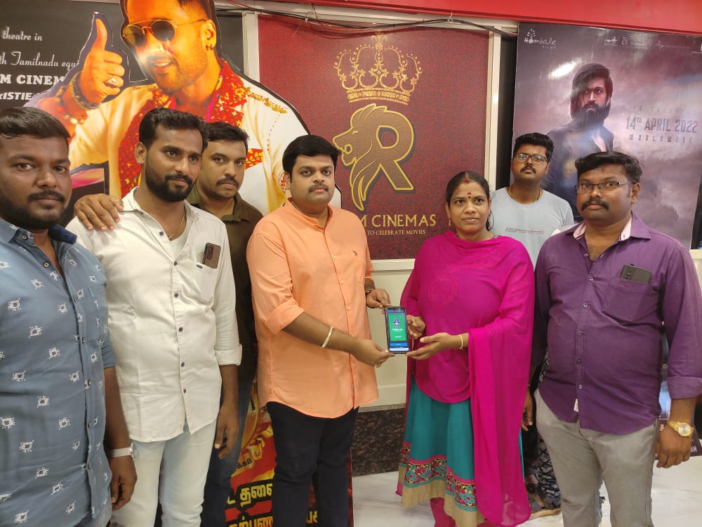 RamCinemas's tweet photo. During Interval we've helped our audience installing #KavalanSOS app on behalf of celebrating #EtharkkumThunindhavanBlockBuster in @RamCinemas

@Suriya_offl @sunpictures @pandiraj_dir https://t.co/bIQfDSwJUz