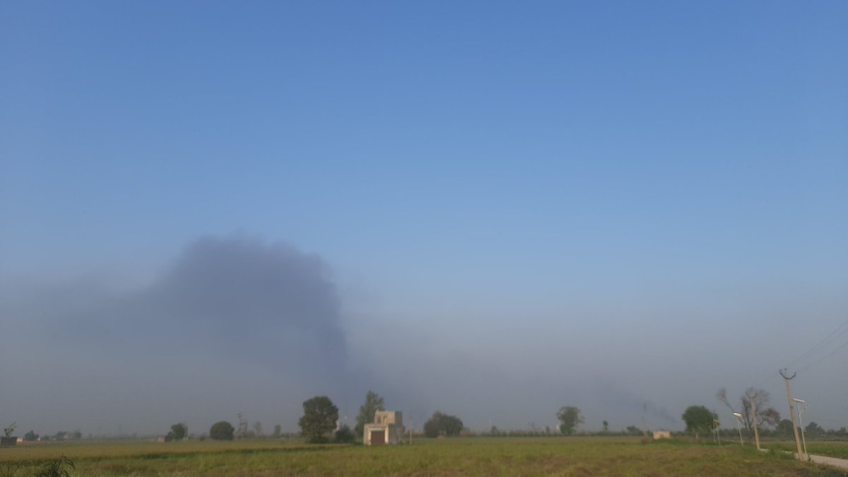 SangamShera's tweet photo. These are some views of @IndianOilcl Panipat chimneys throwing out tones of pollutants in our left out lame nature (destroyed by so called Harmful Industrialists), this is disturbing our crops and our people's health. Please help🙏🏻 @CPCB_OFFICIAL @OfficialBKU @RakeshTikaitBKU https://t.co/NdM4D5Ke7U