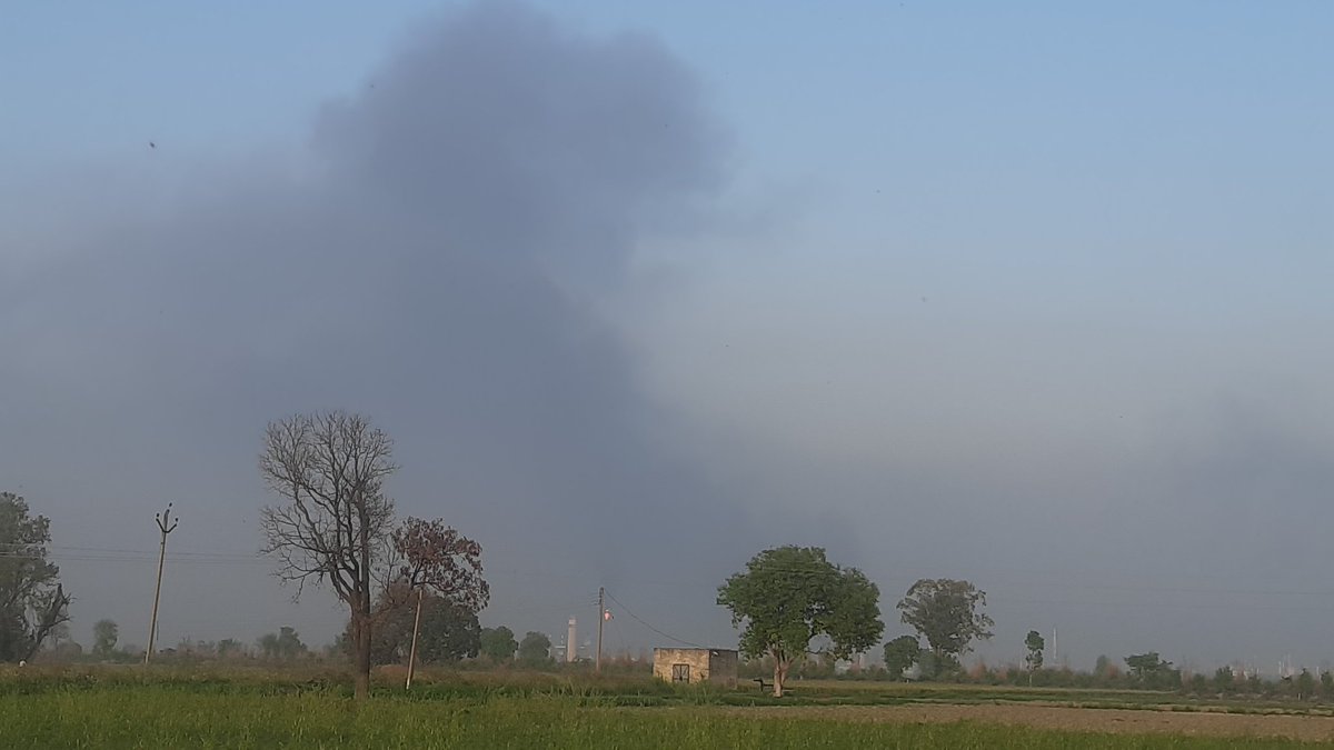 SangamShera's tweet photo. These are some views of @IndianOilcl Panipat chimneys throwing out tones of pollutants in our left out lame nature (destroyed by so called Harmful Industrialists), this is disturbing our crops and our people's health. Please help🙏🏻 @CPCB_OFFICIAL @OfficialBKU @RakeshTikaitBKU https://t.co/NdM4D5Ke7U