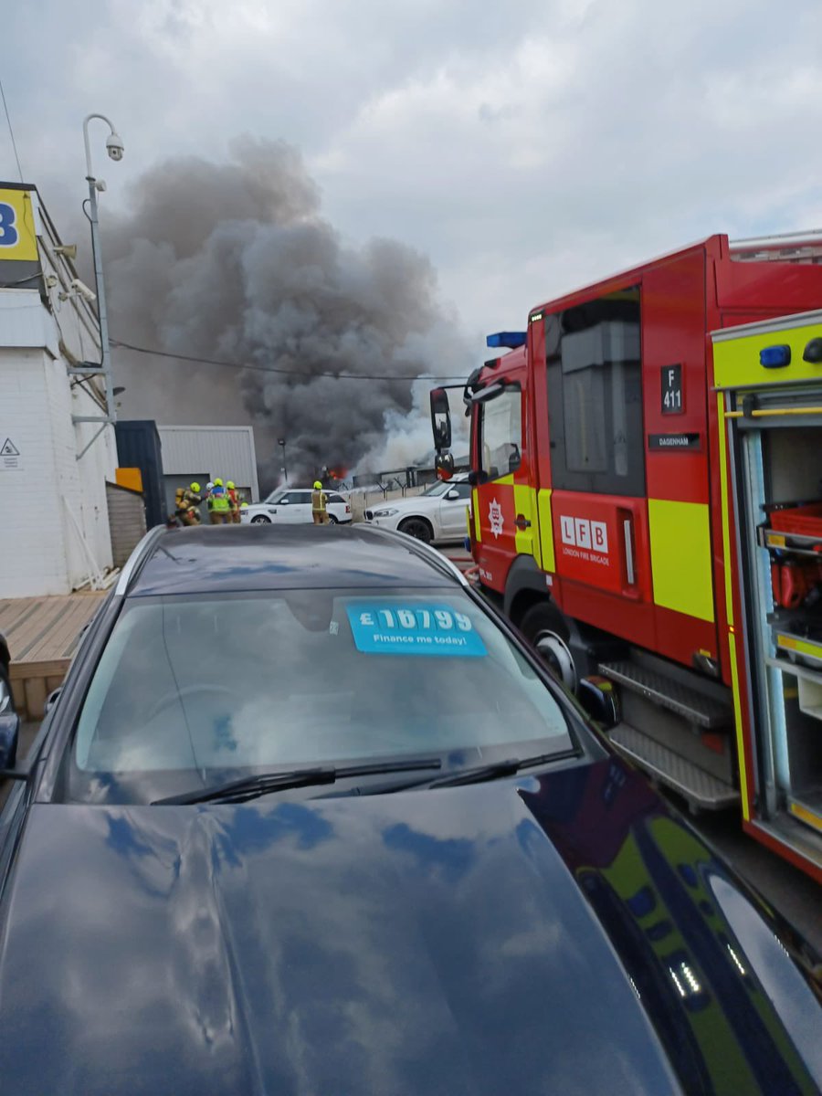 Firefighters are tackling a blaze at a #Rainham car showroom and workshop. The fire involves 15 motor vehicles and gas cylinders. Please avoid the area london-fire.gov.uk/incidents/2022…