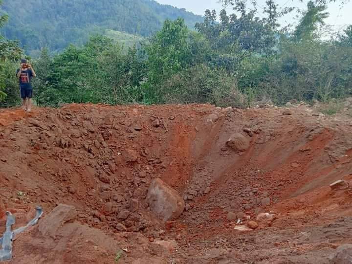 HtetNweWin3's tweet photo. On March 19,Military Council dropped 4 bombs with jet to  KNU-NyaungLayPin District Brigade 3 area. No casualties were reported, but houses were damaged. #2022Mar20Coup  #US_SanctionMOGE  #WhatsHappeningInMyanmar https://t.co/e0KyKeUXQu