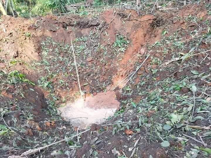 HtetNweWin3's tweet photo. On March 19,Military Council dropped 4 bombs with jet to  KNU-NyaungLayPin District Brigade 3 area. No casualties were reported, but houses were damaged. #2022Mar20Coup  #US_SanctionMOGE  #WhatsHappeningInMyanmar https://t.co/e0KyKeUXQu