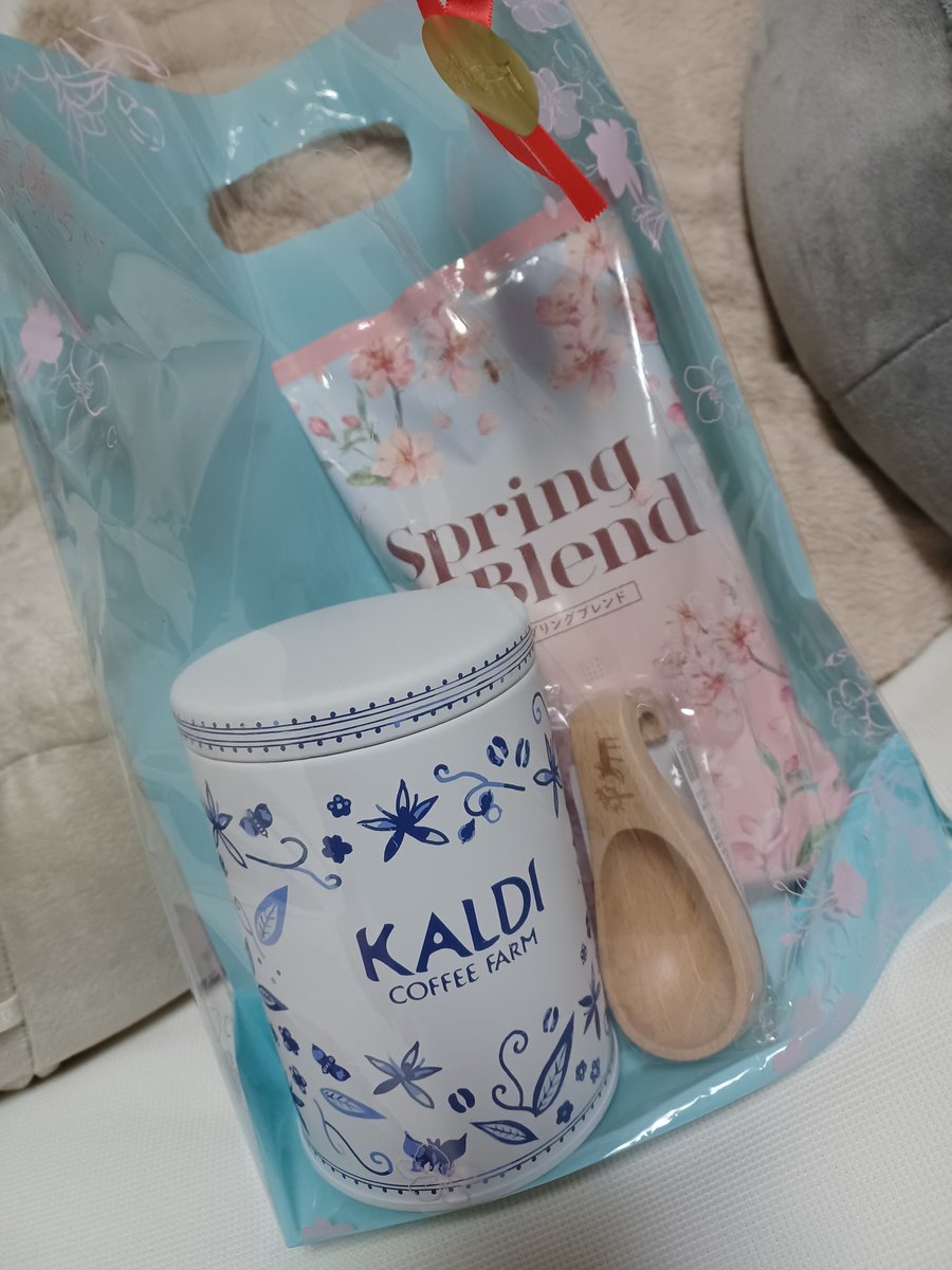 YURI26842631's tweet photo. 今朝平熱に戻った娘ちゃんと、遅いブランチがてらショッピング🎶
KALDIでスプリングブレンドセット発見🌸
ラス2だったので、自分用とプレゼント用にお買い上げ‼️
コーヒー大好きで豆の消費量が多いので新しいフレーバー楽しみです☕
#KALDI 
#SpringBlend https://t.co/4HLRFNYc2E