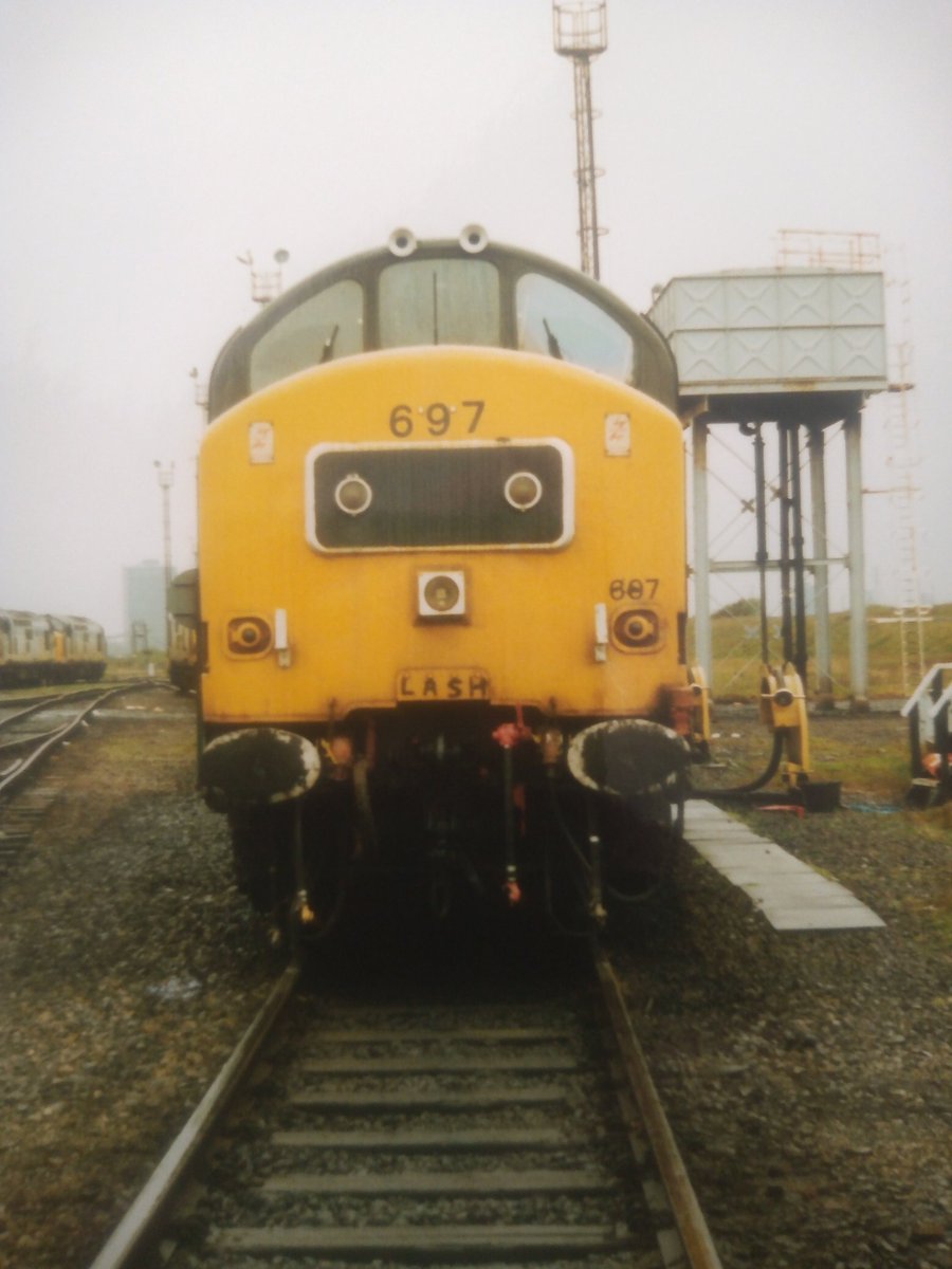 MarkTur05071887's tweet image. No mistaking this class 37 photographed stabled at Margam in 1992