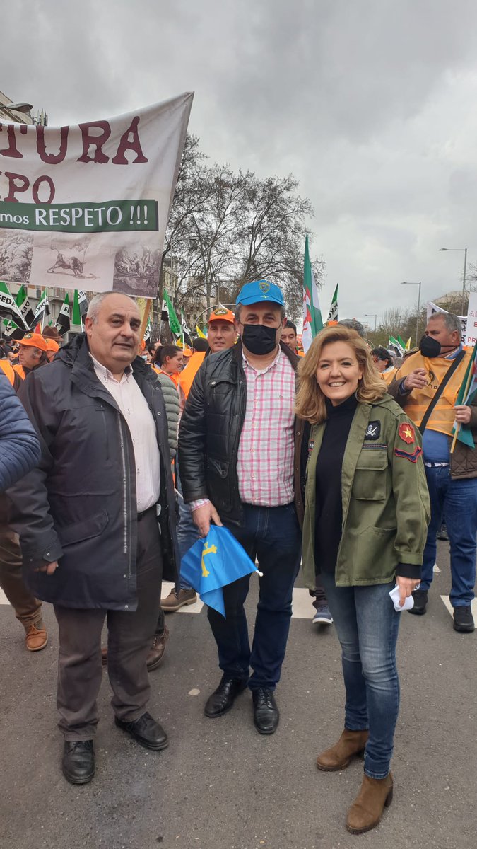 TereMalladaPP's tweet photo. El mundo rural sale a la calle a defender que se ponga fin a su abandono. Más asturianos en #20Mrural. 💪🚜

👉 @AsajaNacional y el presidente de #Asturias, Ramón Arrime, el concejal de @ppcangasonis Gonzalo Suero y Pedro Álvarez, alcalde de San Martín de Oscos

#JuntosPorElCampo https://t.co/xAk6vlgebU