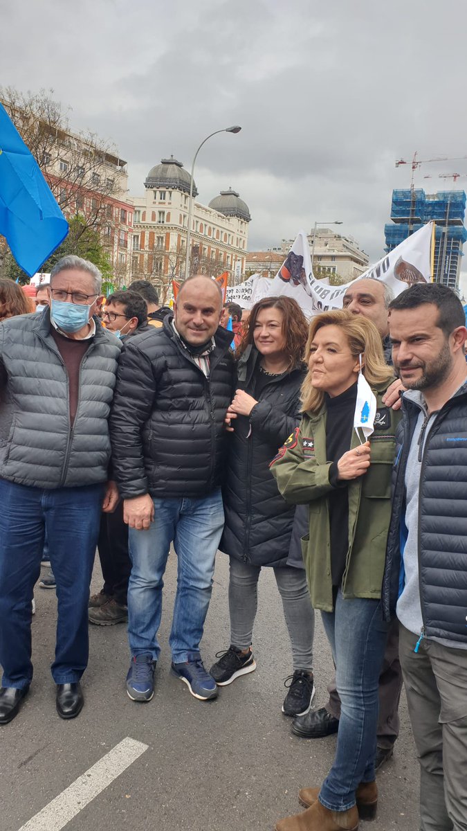 TereMalladaPP's tweet photo. El mundo rural sale a la calle a defender que se ponga fin a su abandono. Más asturianos en #20Mrural. 💪🚜

👉 @AsajaNacional y el presidente de #Asturias, Ramón Arrime, el concejal de @ppcangasonis Gonzalo Suero y Pedro Álvarez, alcalde de San Martín de Oscos

#JuntosPorElCampo https://t.co/xAk6vlgebU