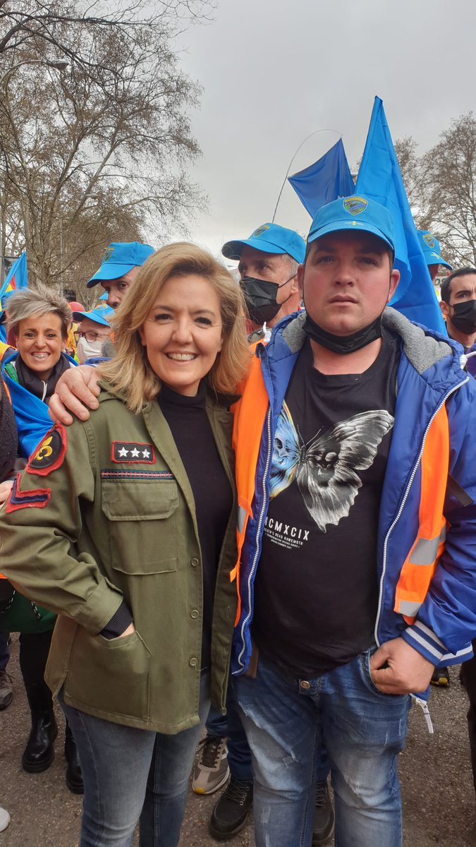 TereMalladaPP's tweet photo. El mundo rural sale a la calle a defender que se ponga fin a su abandono. Más asturianos en #20Mrural. 💪🚜

👉 @AsajaNacional y el presidente de #Asturias, Ramón Arrime, el concejal de @ppcangasonis Gonzalo Suero y Pedro Álvarez, alcalde de San Martín de Oscos

#JuntosPorElCampo https://t.co/xAk6vlgebU