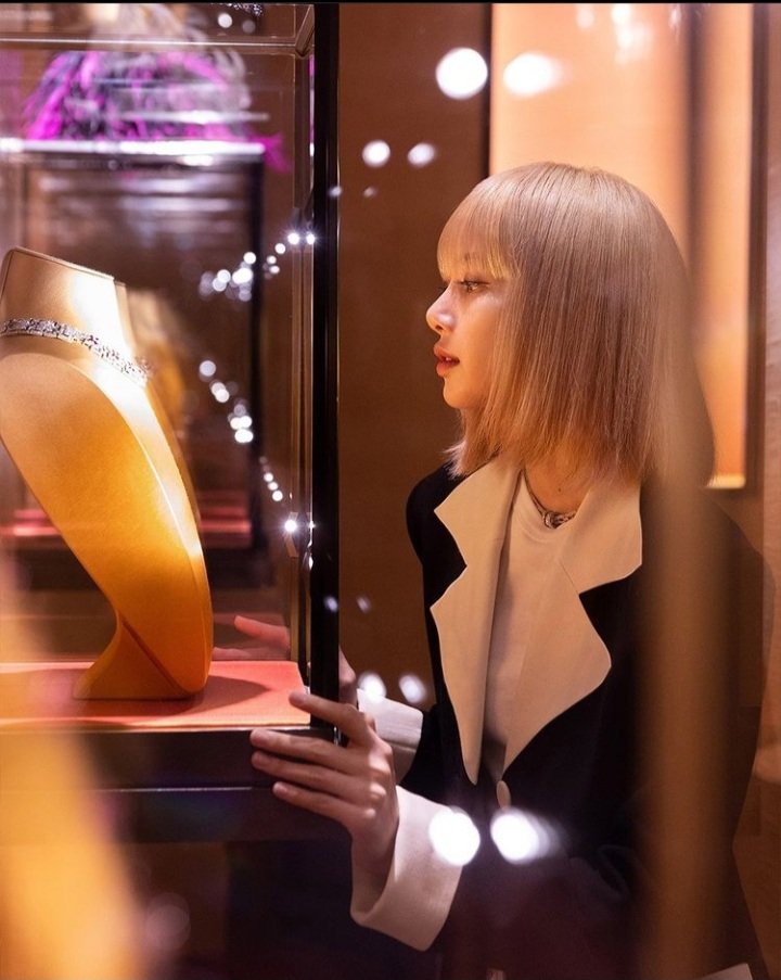 LISA, Bulgariofficial'ın Brid Koleksiyonunu giyiyor