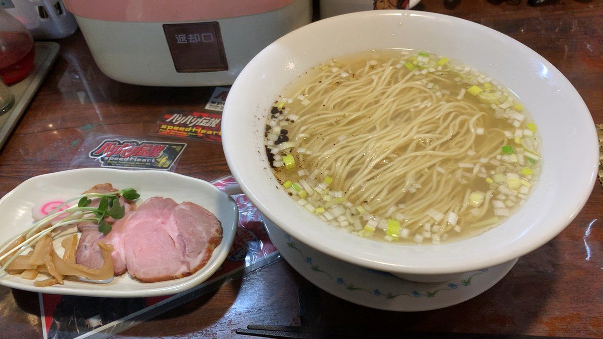 RIZUREI's tweet photo. #ふくろう@戸塚
はまぐり中華そば・塩
出汁感抜群なスープ。仄かな苦味がある香味油は出汁のコクを際立たせる。歯切れ良く小麦感のある細麺はスープと好相性。温度低下で蛤出汁が出てきて丼底に沈んだ刻み蛤と共に蛤感全開。蛤を軸とした動物系と和出汁のバランスが素晴らしいシンプルイズベストな一杯 https://t.co/T8VfnhCAue
