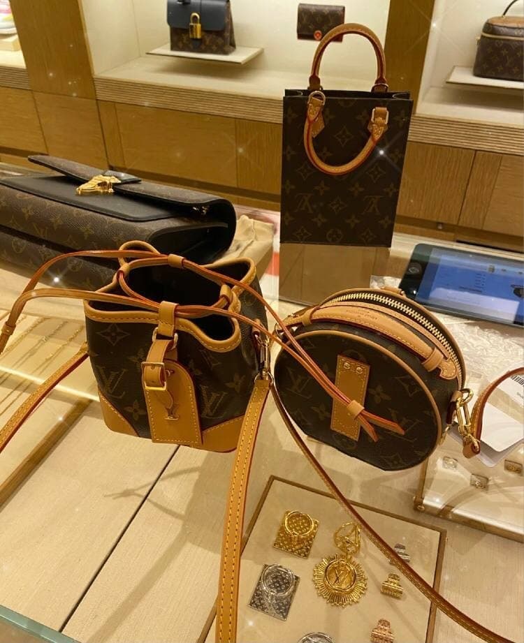 Laceyyy93's tweet photo. Welcome my new partner❤️❤️❤️
(The more money you spend, the more money you make😘)

#louisvuitton #louisvuittonbag #louisvuittonaddict #louisvuittonhandbag
#luxury #luxurylifestyle #luxurylife #luxurygirl #luxurygoods https://t.co/XnSwofHMi2
