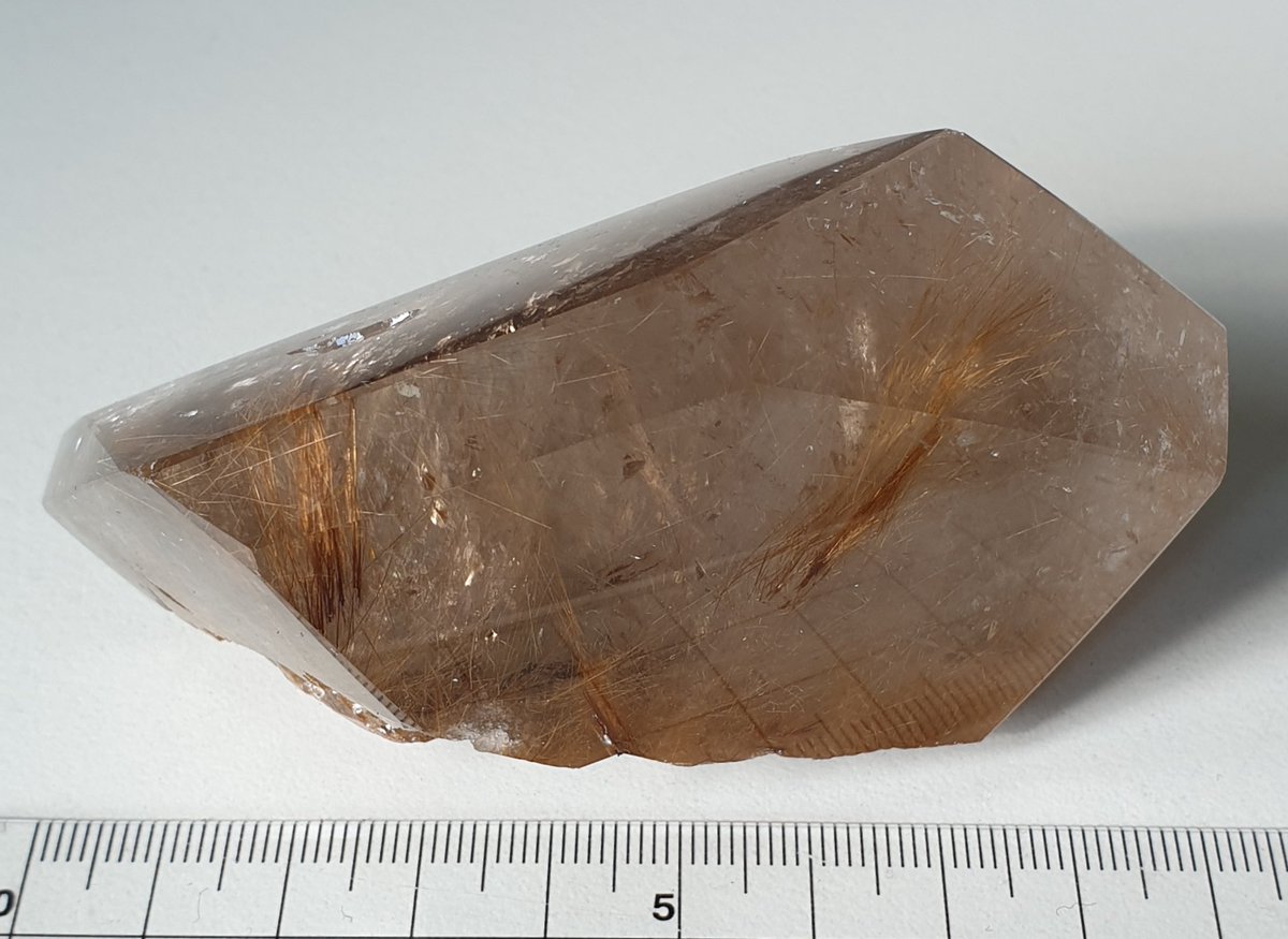 Khadimite's tweet photo. #Rutilated #quartz. The golden strands are the #mineral
#rutile (titanium dioxide TiO₂) present inside the mineral quartz (SiO₂ - silicon dioxide)
#MyMineralCollection
#crystals #geology https://t.co/sYa8sLL0L1