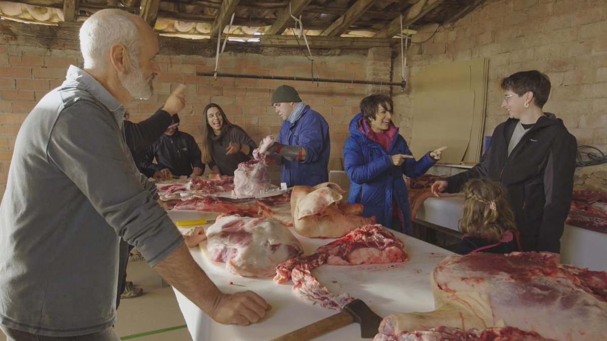 RTVECatalunya's tweet photo. ▶️ Seguiu en directe 'Mandonguilles de porc amb' a #LaReceptaPerduda
😋 Silvia Abril viatja a la @CCGarrotxa, on comprova que del #porc tot s'aprofita. Viu un dia de matança, prepara embotits i aprèn a cuinar #pilotilles.
📺 Ara a @la2_tve
📱 I a https://t.co/1YdTBppCwn https://t.co/QgKBzE98we