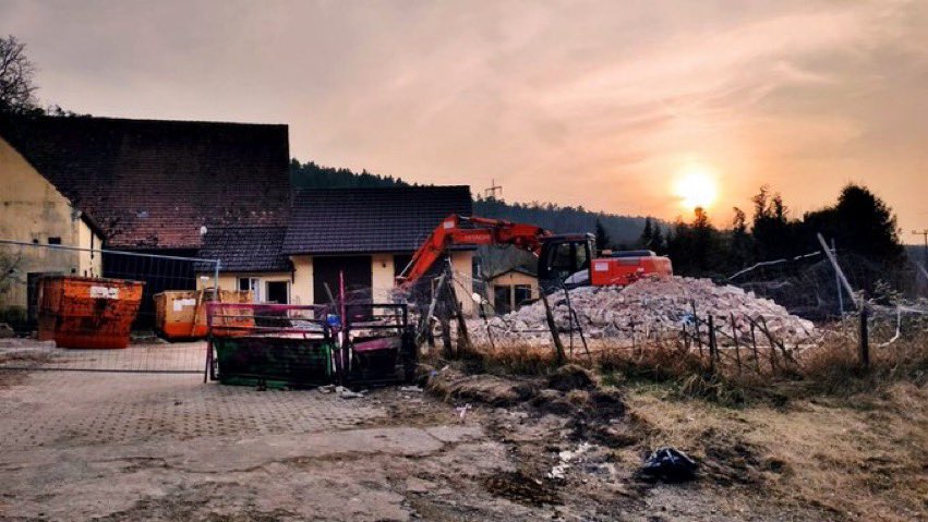 Mit einem Bagger wird man den Fluch nicht besiegen.