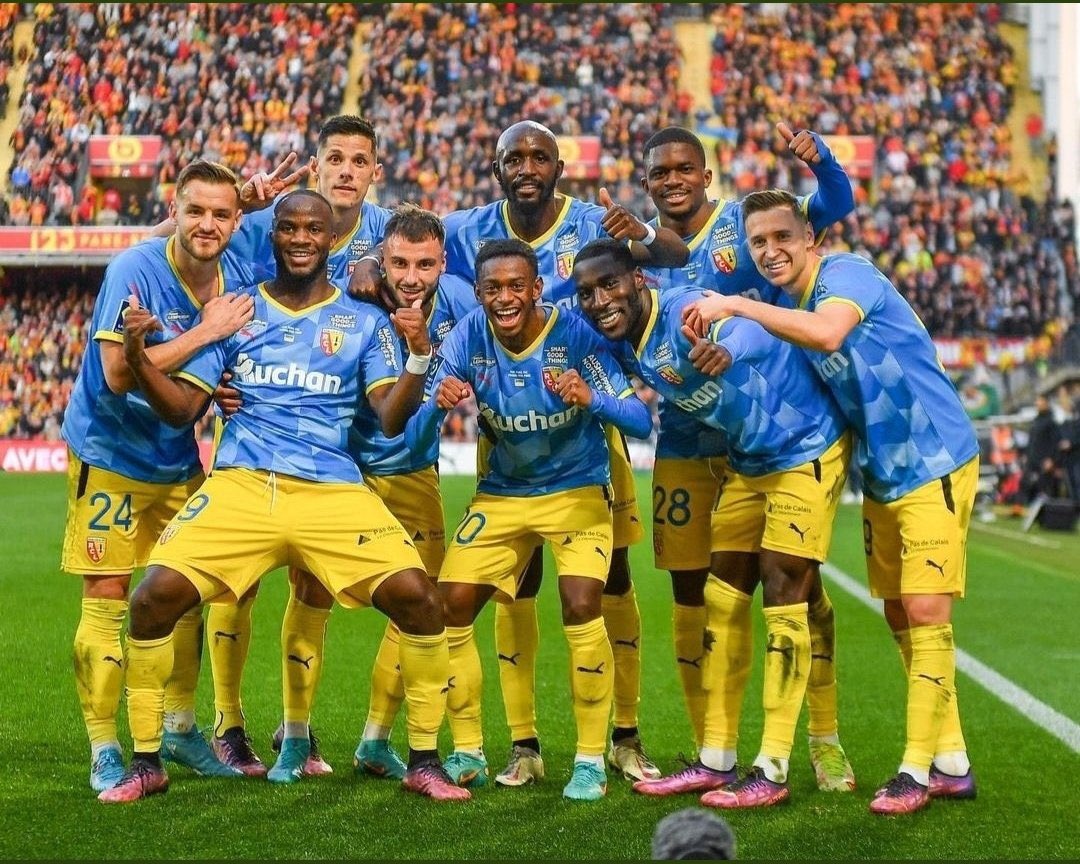 DchValentin's tweet photo. Beaucoup pense qu'on en fait trop avec Jonathan Clauss et avec Lens en général mais quand t'es supporters lensois et que tu connais que des galère depuis 10 ans et bien Oui on a le droit de s'enflammer pour un de nos joueurs en EDF ! Depuis 2 ans on vie un rêve avec ce Club ❤️💛 https://t.co/Sx2Z0fUxcF