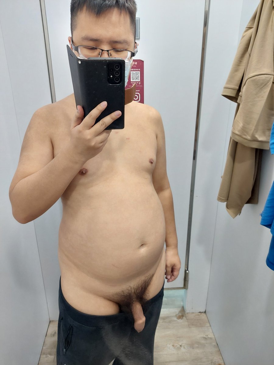 慣例進試衣間時，偷拍一下