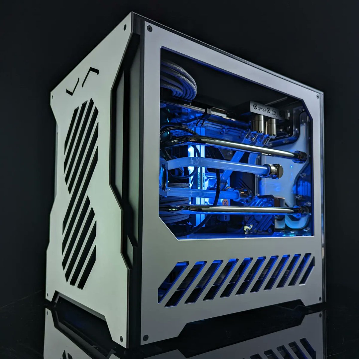 MP5WORKS's tweet photo. I get asked a lot about BPC and vertically installed GPUs... How about inverted builds? Check out this build by @BigRedJoe 💪😎🍻 Active GPU backplate cooling at https://t.co/7zemQaXKmS 💪😎 #gpu #active #backplate #waterblock #cooler #pc #gaming #pcmr #watercooling #bpc #vram https://t.co/WKKMbrGREN