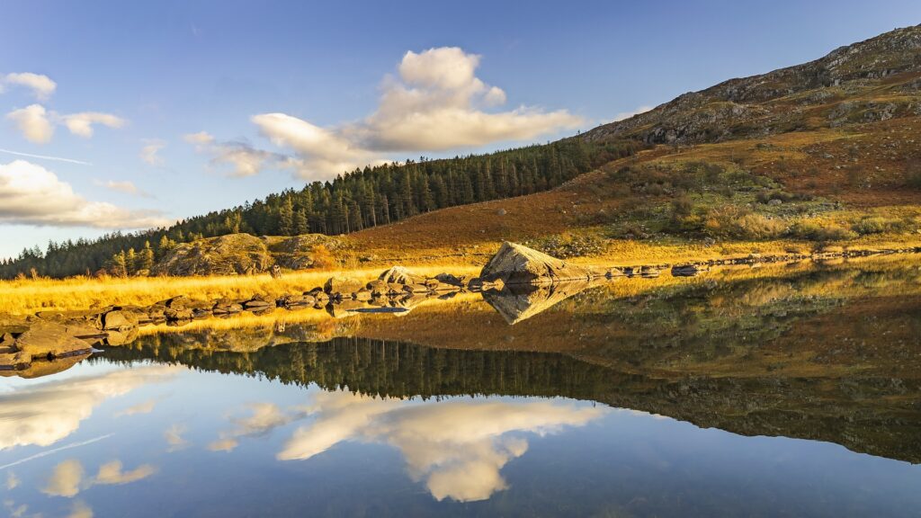 Look4wardd's tweet photo. 10 Most Beautiful Lakes in North #WALES  https://t.co/MB4aZh8yQ9 #Travel #NatureBeauty https://t.co/uZUk3XzucF