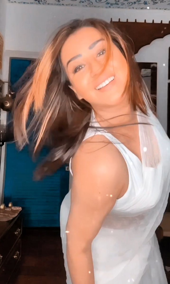 Team_Shilpa's tweet photo. She is too busy working on her own grass to notice if theirs is greener

SHILPA KE 23 SAAL BEMISAAL

#ShilpaShinde https://t.co/OYl5R4tdjN