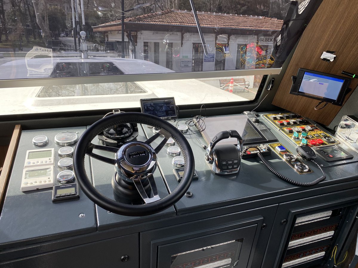 fkadev's tweet photo. Abim İBB deniz takside çalışıyor. Girer girmez bunu vermişler. Volvo marka. Yazılımcılara da MacBook Pro veriyorlar işte. https://t.co/sW6kSTNWLF
