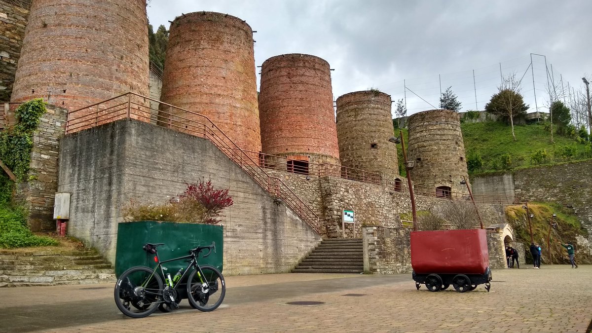 208km, +3600m, 9h pushing the pedals, going from Galicia into Asturias and back. First time doing something like this alone, Lots of time for thinking, perfect for testing your own limits