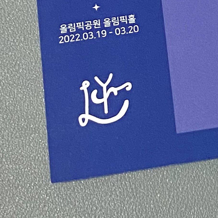 SY_Concertevent's tweet photo. ✨티켓꽂이 완성하기 이벤트✨

인쇄 오류로 나오지 않은 이승윤 싸인의 머리 부분을 직접 그려서 완성해주세요🎨

완성된 사진을 아래 해시태그와 함께 올려주시면 추첨을 통해 3분께 티켓꽂이 3종 세트와 소정의 상품을 드립니다.
#머리가_너무_동글해요 https://t.co/4xX98stzAp