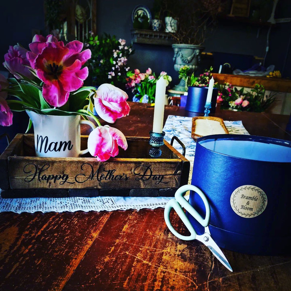 Jonathan1Flower's tweet photo. What a beautiful day for our first workshop at Bramble and Bloom Headquarters 😍 https://t.co/CVpK7oboHF