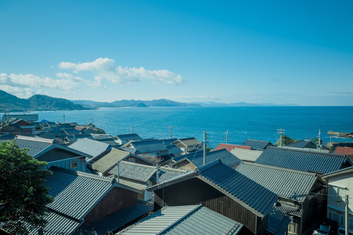 Iska_TOSHIKAZU's tweet photo. こういう町並み眺めるの好きなんですがよく一人で町ぶら撮り歩きしてた時に通りすがりの住民の方に「いい写真撮れてるか〜？」とかって結構話しかけてもらえて「はいっ！」って言ったら皆さん嬉しそうにニコッて。まぁそれだけで暖かい気持ちになるしその町のことが更に好きになるのですよね不思議。 https://t.co/cVfhAwXzC7