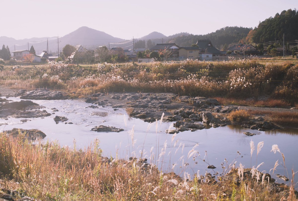 Iska_TOSHIKAZU's tweet photo. こういう町並み眺めるの好きなんですがよく一人で町ぶら撮り歩きしてた時に通りすがりの住民の方に「いい写真撮れてるか〜？」とかって結構話しかけてもらえて「はいっ！」って言ったら皆さん嬉しそうにニコッて。まぁそれだけで暖かい気持ちになるしその町のことが更に好きになるのですよね不思議。 https://t.co/cVfhAwXzC7