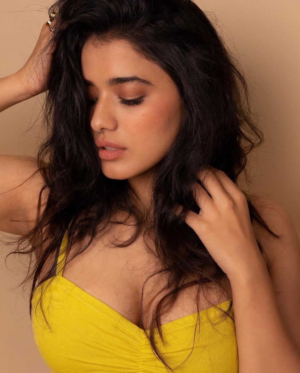 tfitalks_Offl's tweet photo. #KetikaSharma showing some Yellove! 💛 #actress #actressnavel #actressgallery #Actresshot #ActressHotPhotos #actresses #Tollywood #tollywoodactress #TFITalks https://t.co/WelPfuE0K0