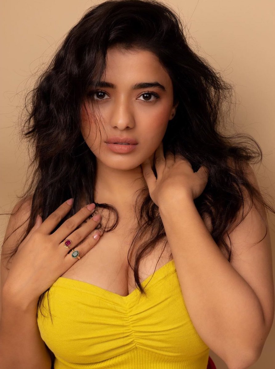 #KetikaSharma showing some Yellove! 💛 #actress #actressnavel #actressgallery #Actresshot #ActressHotPhotos #actresses #Tollywood #tollywoodactress #TFITalks