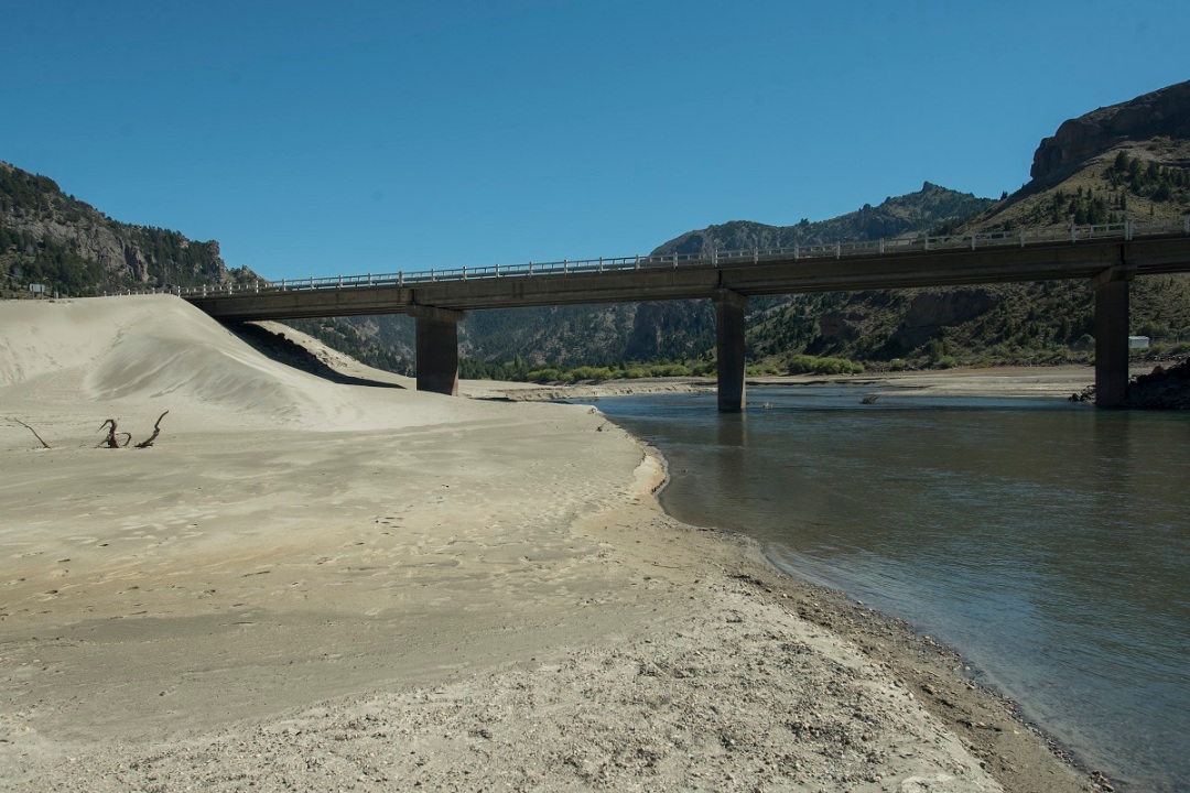 rionegrocomar's tweet photo. 💧 #Sequía
La sequía y la generación #hidroeléctrica fueron una combinación fatal para el río #Limay. La arena volcánica domina ahora el paisaje en Confluencia #Traful.
📷 Postales del agua que falta en los embalses ✍️ Daniel Marzal 👉 https://t.co/wURYht3k07 https://t.co/CD2BcvdPQI