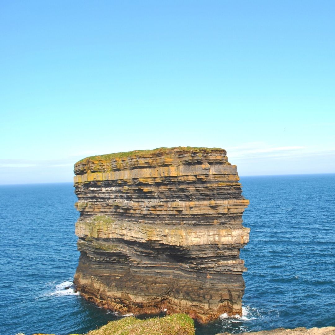 Happy #InternationalDayOfHappiness &amp; the #FirstDayOfSpring (for those outside Ireland!)
We're sharing a photo of a landmark that makes us happy no matter what time of year it is. Dún Briste sea-stack at Downpatrick Head, Ballycastle, Co. Mayo, Ireland
#KeepDiscovering #NorthMayo