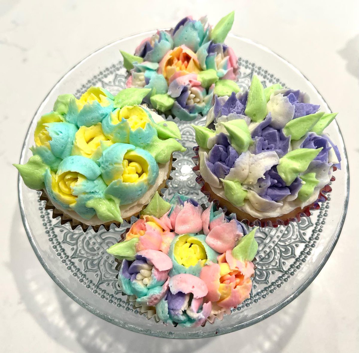NakanoDenise's tweet image. Spring has sprung!🌷
The change in seasons has insired these #cupcakes!
Sweet tooth anyone? 🙋🏻‍♀️
Get your bloom on.

#lemoncupcakes
#homemade
#buttercreamfrosting
#flowers 
#Spring
#Spring2022