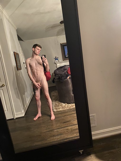 2 pic. Felt cute last night walking upstairs after my shower with my ? https://t.co/Exud0jTsD6