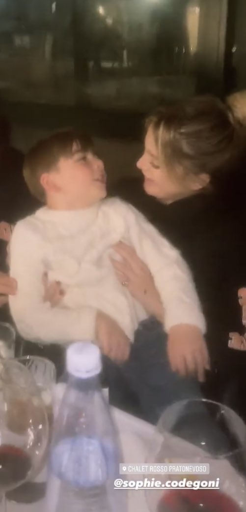Alessia_g512's tweet photo. Silvia: “so che Sophie ha conosciuto Nico, com’è andata, come è stato?”
Ale: “bha diciamo che mi hanno escluso…” #basciagonixverissimo #basciagoni https://t.co/S533R2VTX2