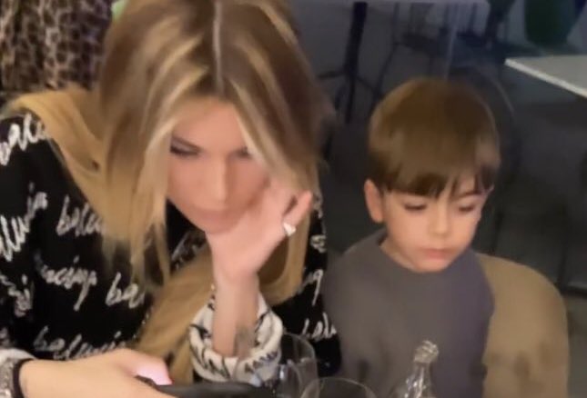 Alessia_g512's tweet photo. Silvia: “so che Sophie ha conosciuto Nico, com’è andata, come è stato?”
Ale: “bha diciamo che mi hanno escluso…” #basciagonixverissimo #basciagoni https://t.co/S533R2VTX2
