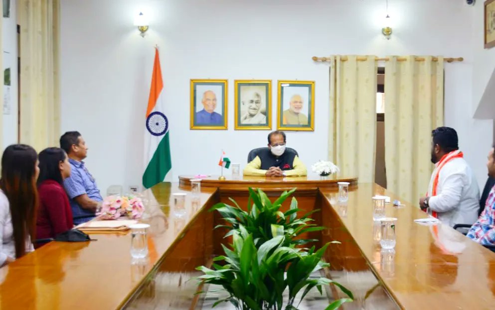 chumoukedima's tweet photo. Had a very fruitful meeting with @jagdishmukhi Ji, Hon'ble Governor of Nagaland and Assam at Raj Bhavan. The purpose of the scheduled meeting was to share our sheer grievances on our Mandir construction.

 @narendramodi @AmitShah @rashtrapatibhvn @RajBhavanKohima @pm_ghosh https://t.co/cRGBapa1xF