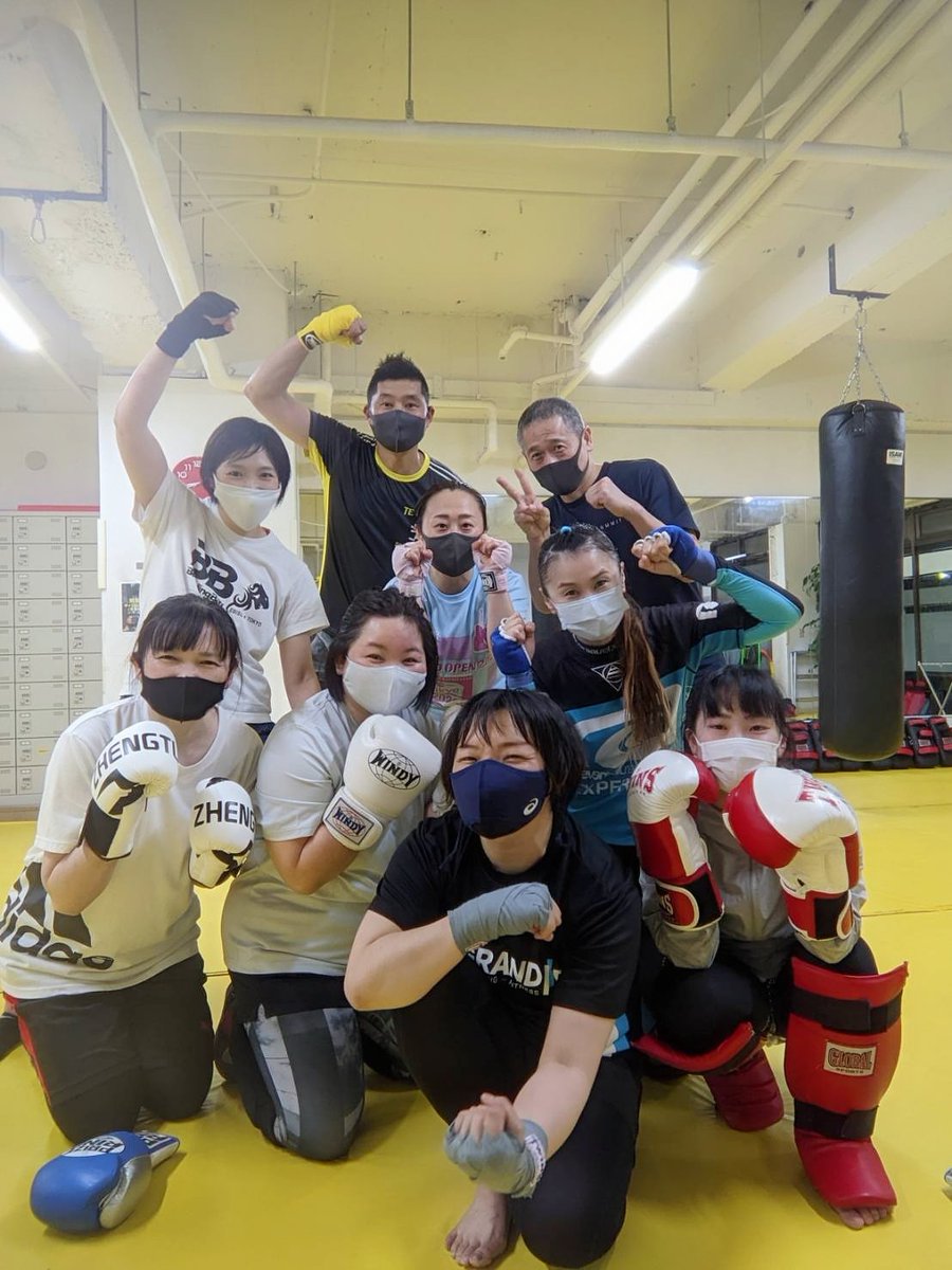 RUMINACK's tweet photo. 今日は午前中はサバット高津練習。夕方からはグランディール池袋の練習に参加しました。いつもと違う練習相手や練習方法、そして遊びの要素も取り入れて楽しく安全にやっています。#グランディール池袋
#女子練習会 #たまに男子 #サバット #SHIN #YUPIN
#RUMINAK #teamRISK https://t.co/pID6AG19zu