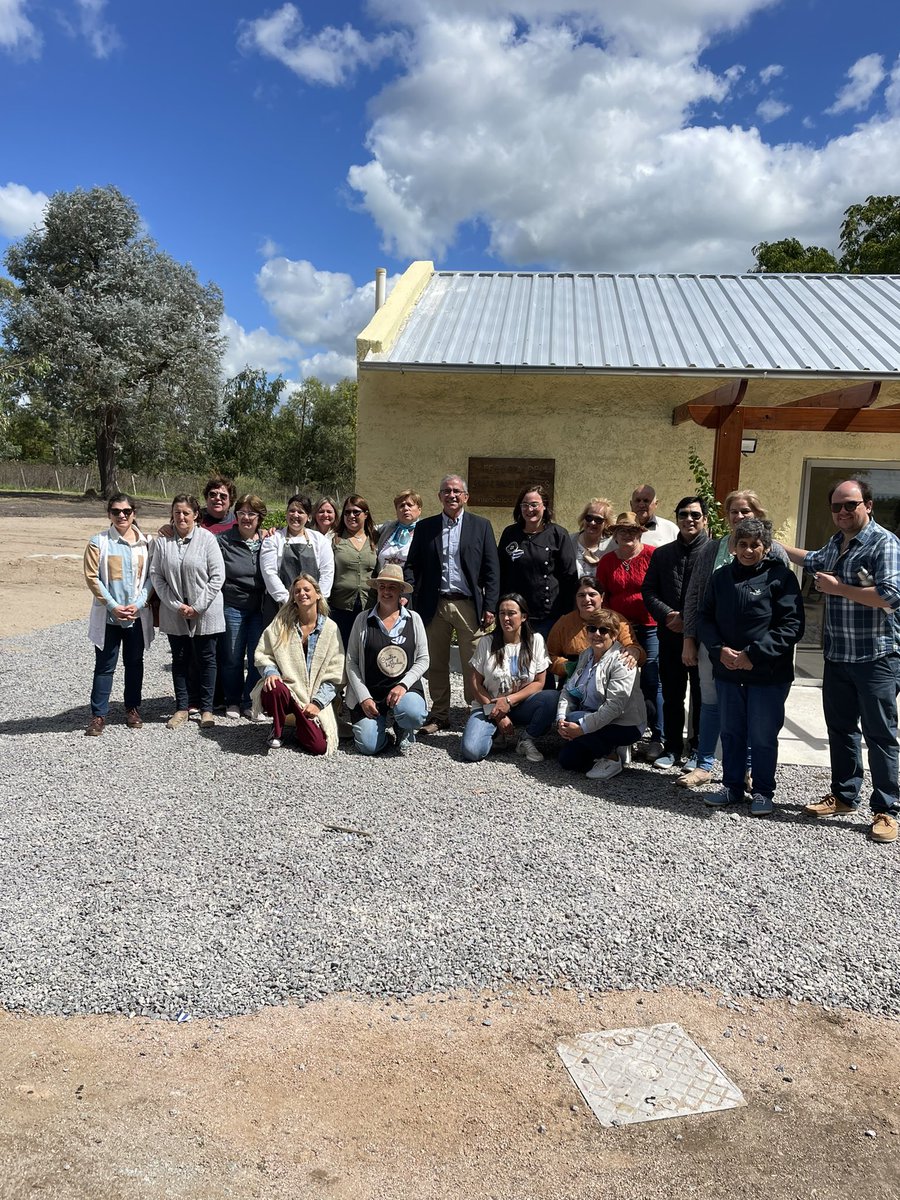 SabiaUy's tweet photo. Desde hoy,en Flores,los emprendedores tenemos una nueva oportunidad, La Escuela de Emprendedores.Q importante q podamos capacitarnos x los mejores y acá, en nuestra casa.Felicitaciones!! @FloresIDF  @FEcheverriaBes @Armandocastaing @beatrizargimon @ANDEUruguay @Martin_Ambrosi_ https://t.co/vwa1f1rzY7