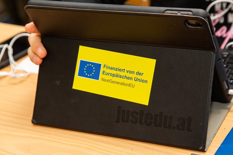 .<a href="/MartinSelmayr/">Martin Selmayr</a> hat sich mit Schülern des BernoulliGymnasiums ausgetauscht, die dank des EU-Aufbauplans mit iPads arbeiten.
Neben vielen Infos hatte der EU-Botschafter Sticker dabei. Wo 🇪🇺 drin steckt, klebt nun auch 🇪🇺 drauf.
#NextGenerationEU <a href="/EYY2022/">Our European Year of Youth</a>
👉
ots.at/presseaussendu…