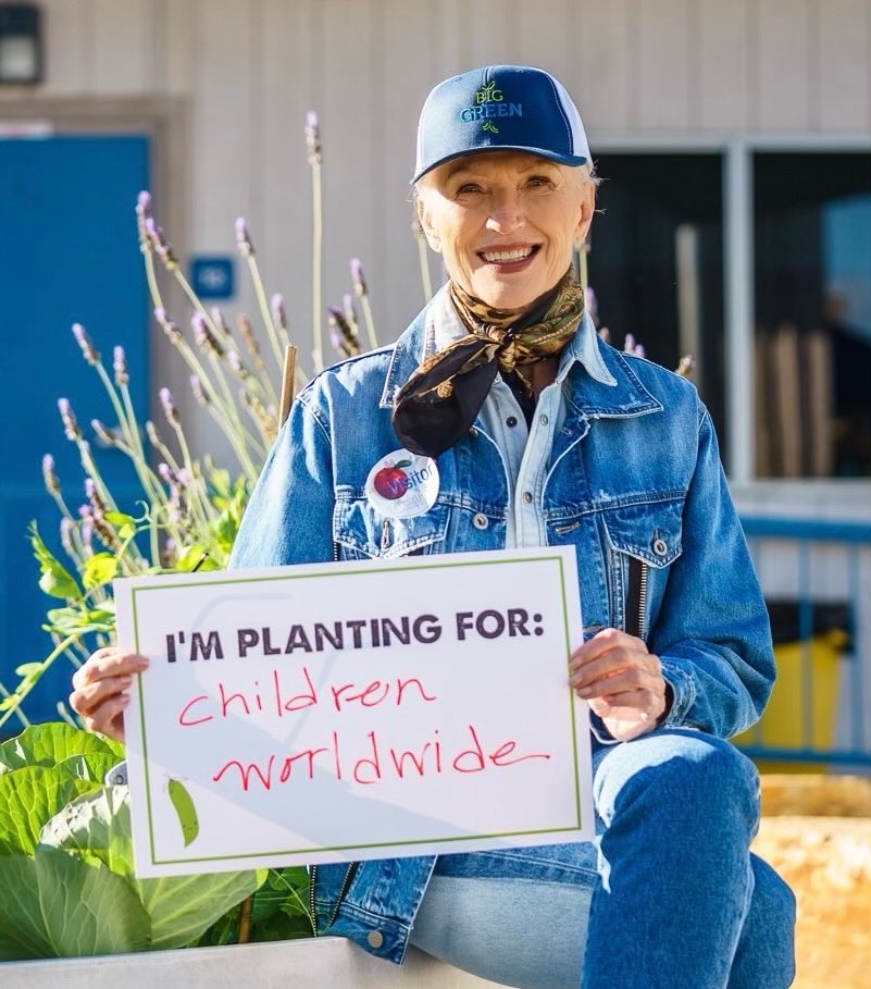 mayemusk's tweet photo. Today I’m celebrating the first day of spring with #PlantASeedDay for children worldwide. We need to support the next generation of innovators 🌎🌱
What are you planting this spring?
🙏⁦@kimbal ⁦@biggreen⁩ ⁦@Frank_Giustra⁩ ⁦@MillionGardens⁩ 💚💚 https://t.co/o91Lp95f2H
