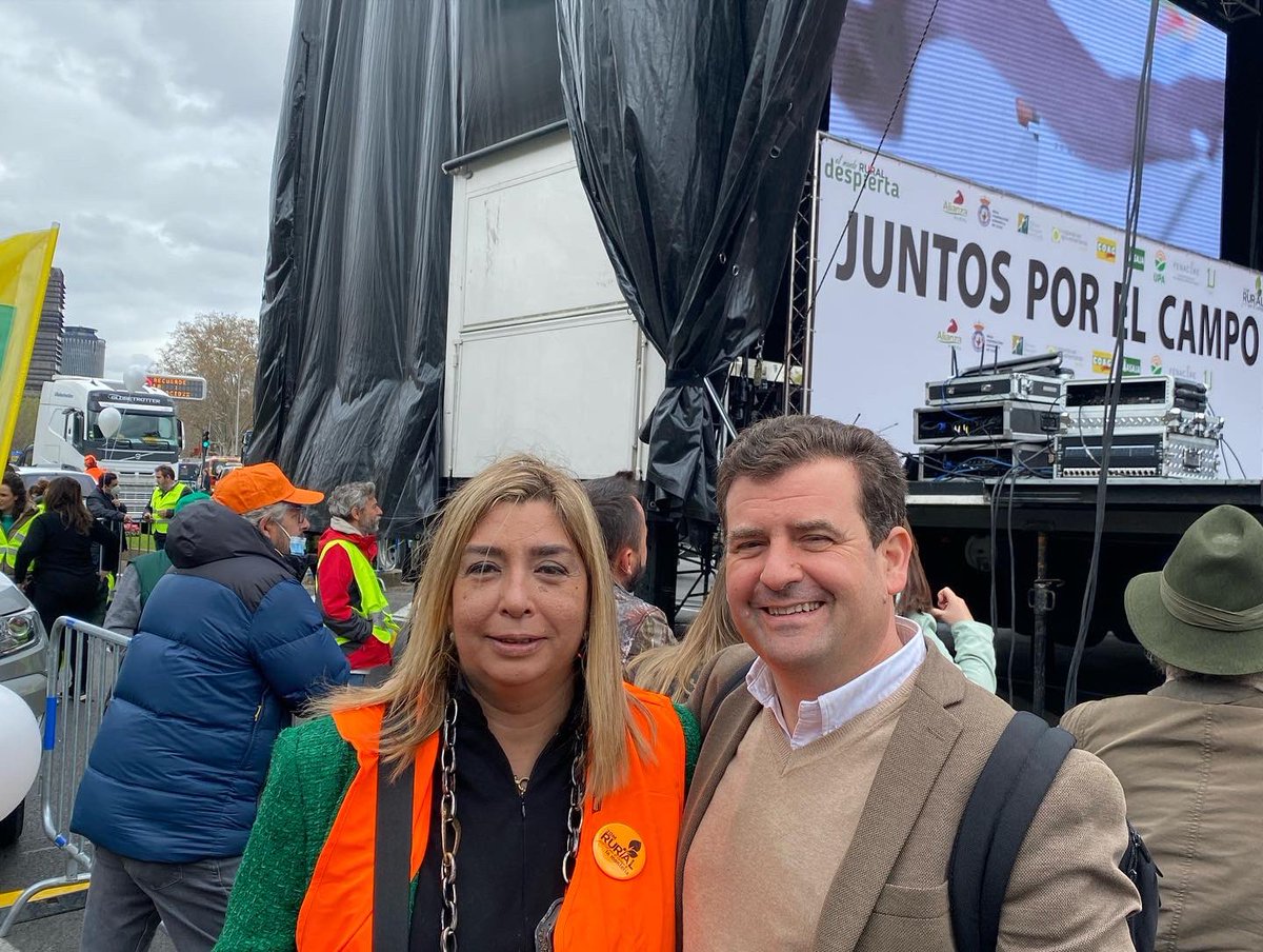 Gran manifestación en Madrid en apoyo del mundo rural. Junto a <a href="/FermnBohorquez/">Fermín Bohórquez</a> Presidente Rural Juntos por el campo, Carmen Basarán Presidenta del Real Club de Monteros, el maestro Julián López “El Juli” y nuestro Diputado Nacional <a href="/rchamode/">Ricardo Chamorro Delmo</a>