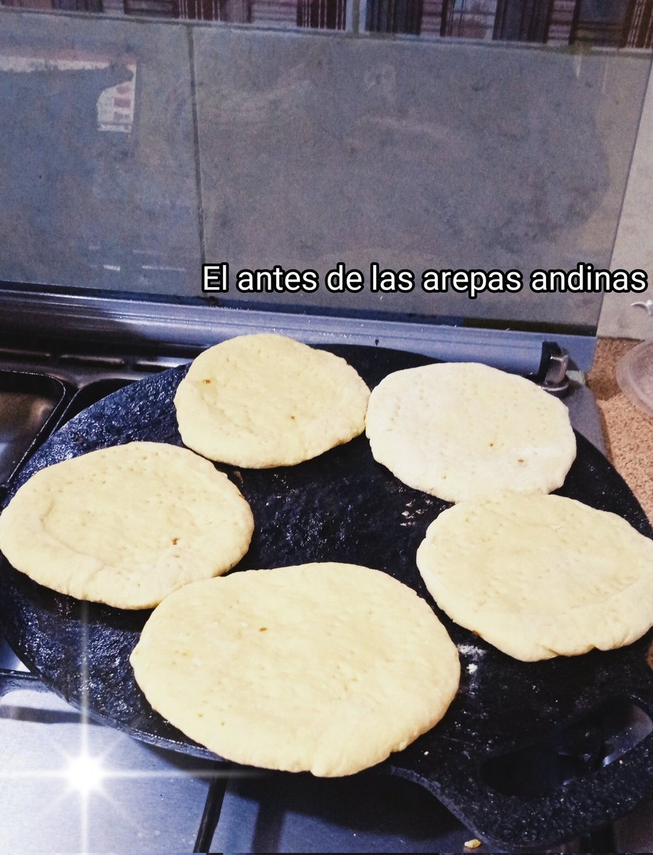 Yamiletph's tweet photo. Hola amigos como han estado? Prepare arepas andinas o arepas de harina de trigo. Mi hermana coco 😞 las hacia, en honor a ellas las hice hoy. Tenía tiempo sin hacerlas. El que se las come 😁 aguanta casi todo el día sin comer🤣😂😁🥴#20mar #FelizDomingo #Merida quedaron divinas😋 https://t.co/L0yguFPhMv