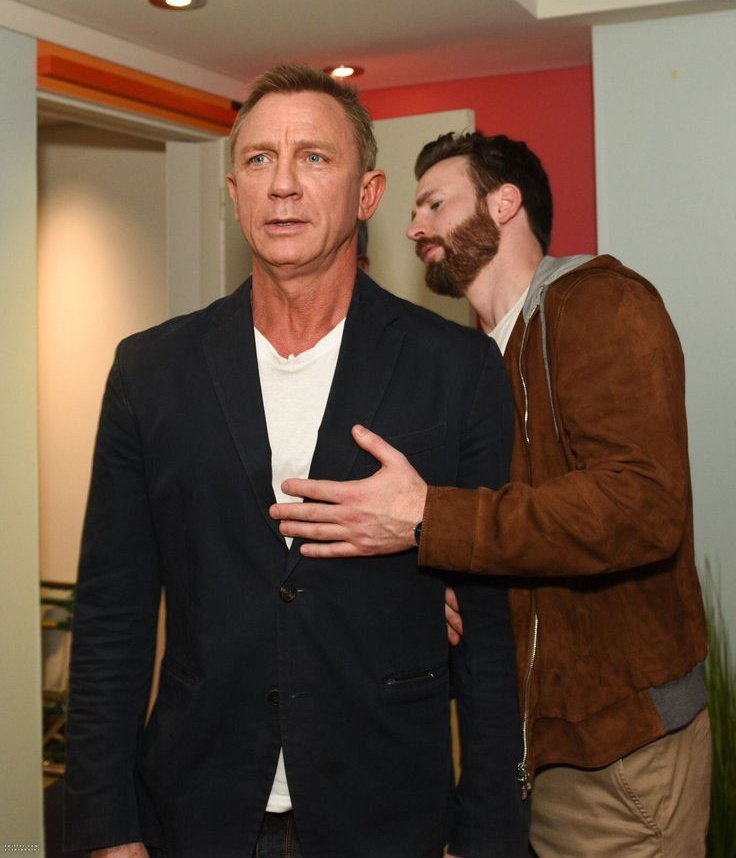 0contextcevans's tweet photo. chris evans once held a boob https://t.co/ZcPAIgtz1g