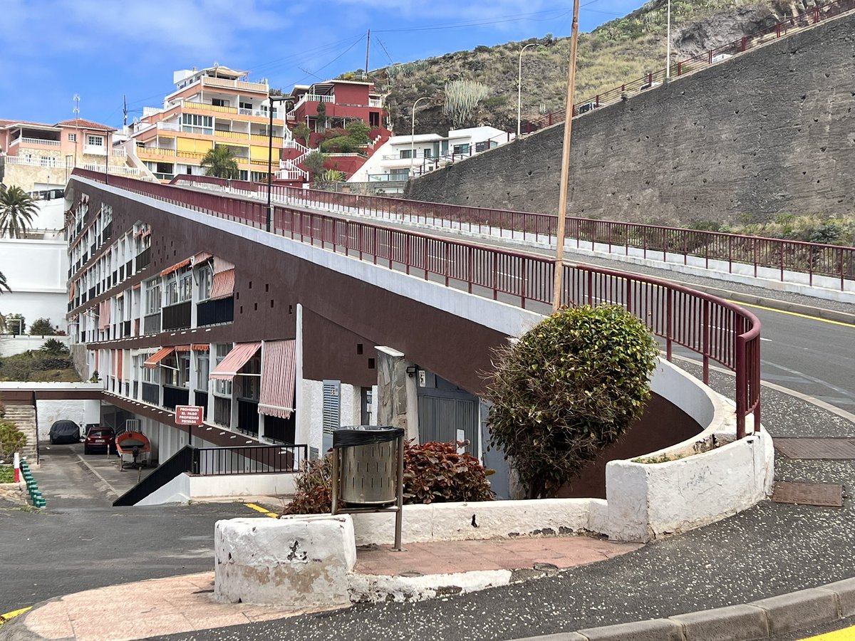 Oliverfarina's tweet photo. Cuando te quejes de que tu vecino de arriba hace ruido con una pelotita, piensa que en Tenerife hay un edificio que le pasan los coches por encima. https://t.co/uinELFNSaG