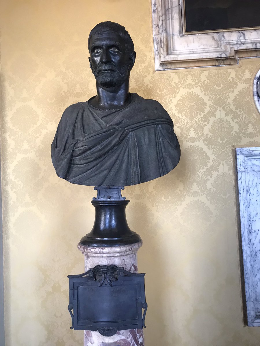 SPestilli's tweet photo. @caputmundiHeidi           Busto di Giunio Bruto (IV-IIIsec.a.C.Musei Capitolini)il mitico fondatore della Repubblica Romana:non esitò a condannare a morte i 2 figli che avevano partecipato alla congiura di Tarquinio il Superbo per restaurare la monarchia.Altro che familismo! https://t.co/2Qwe0eVGDA