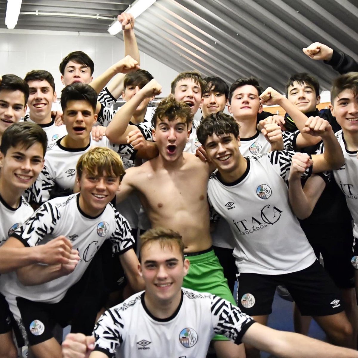 BASE | ⚔️ Partidazo para el infarto!!!!! 🎉

2️⃣ | <a href="/CDNavega/">C.D. Navega</a> B
3️⃣ | #UDSJuvB 

Enorme victoria de nuestros chicos para mantenerse en lo más alto!!! 💪🏼

A seguir soñando 🤩
Enhorabuena, equipo 👏🏼
🤍🖤🤍🖤

#FormarParaTransformar
#HalaUnion #CanteraUDS