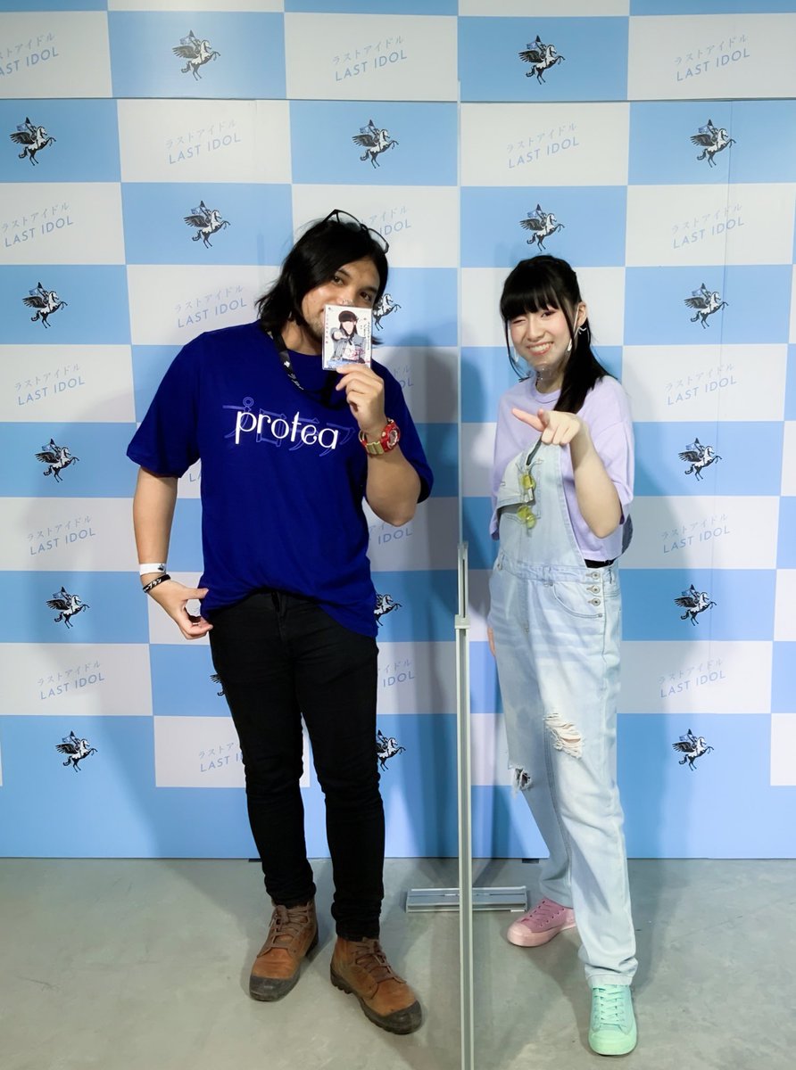 startonlyu's tweet photo. ตอนแรกจะไปจับมือใบเดียว เอาssr ที่ได้ไปให้น้องดู แต่ประทับใจน้อง น้องเป็นคนที่สดใจมากๆ ยืนคุยกันไม่กี่วิแต่สัมผัสได้เลย ก็เลยขอถ่าย2shot สักรูปเป็นที่ระลึกหน่อย 🤍💙
#tonnamlastidol #lastidolthailand
#startonly https://t.co/6RsvUL6LCQ