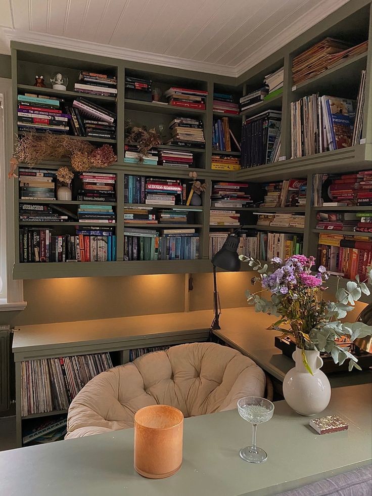AcademiaDreams's tweet photo. reading corner 📚 https://t.co/FxHPZ3ooLD